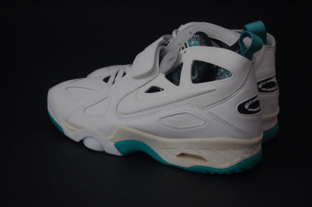 Vintage Nike Air Tech Challenge Future http://www.defunkd.com/wordpress/wp-content/uploads/2011/06/DSC_51312.jpg?t=1257950542