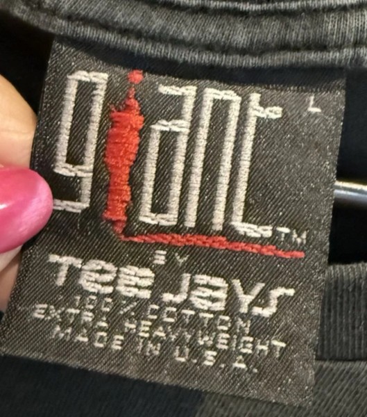 does this Giant by Tee Jays tag look off?