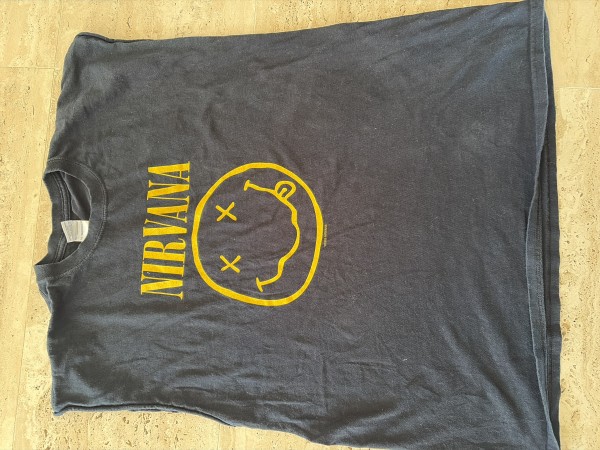 Help please with this Nirvana T Gildan Tag