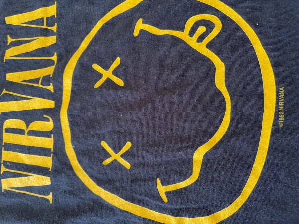 Help please with this Nirvana T Gildan Tag