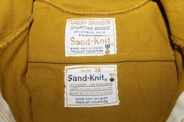 Sand-knit tag