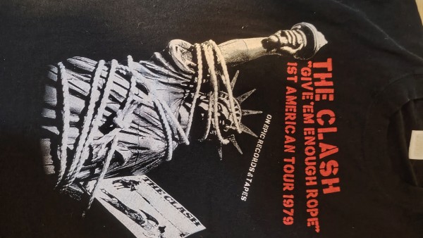 T shirt the clash