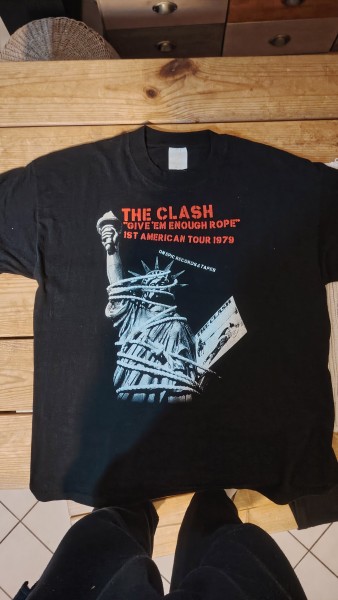 T shirt the clash