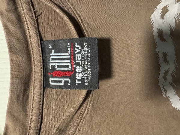 Need help identifying the print on this Giant Tag tee
