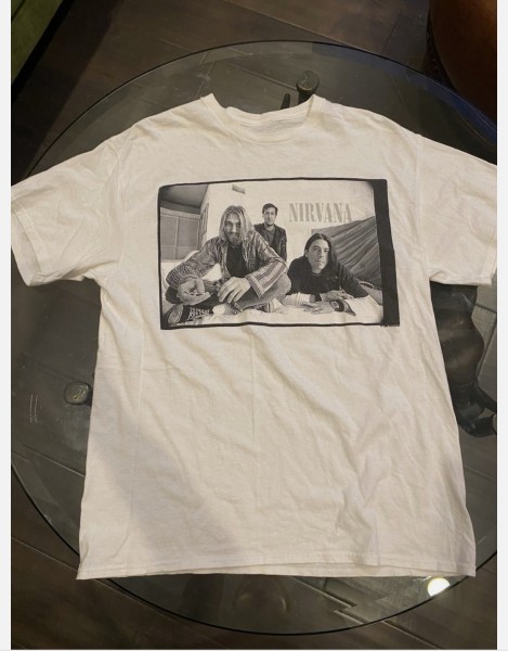 There’s no tag but does this Vintage 1996 Nirvana shirt seem legit?
