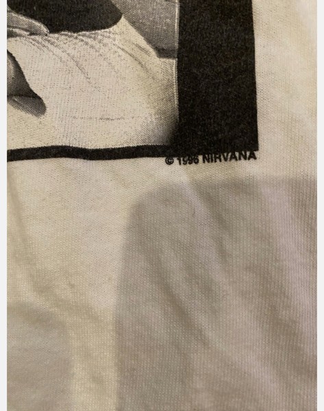 There’s no tag but does this Vintage 1996 Nirvana shirt seem legit?