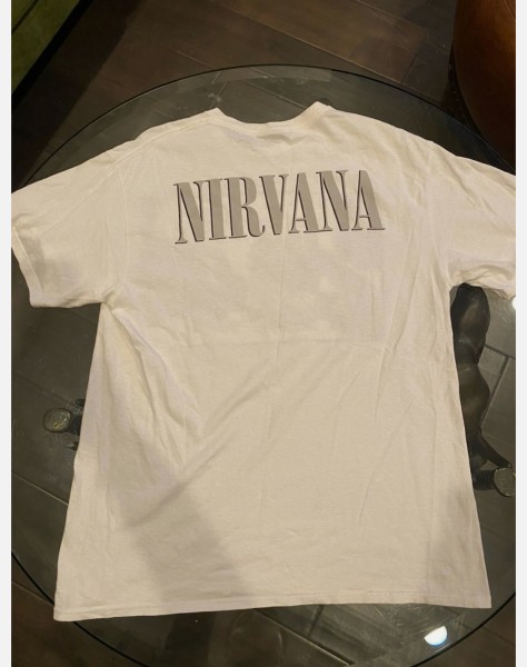 There’s no tag but does this Vintage 1996 Nirvana shirt seem legit?