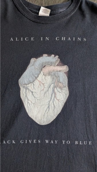 Is this 2009 Alice In Chains Black Gives Way To Blue tour shirt a legit one from 2009?