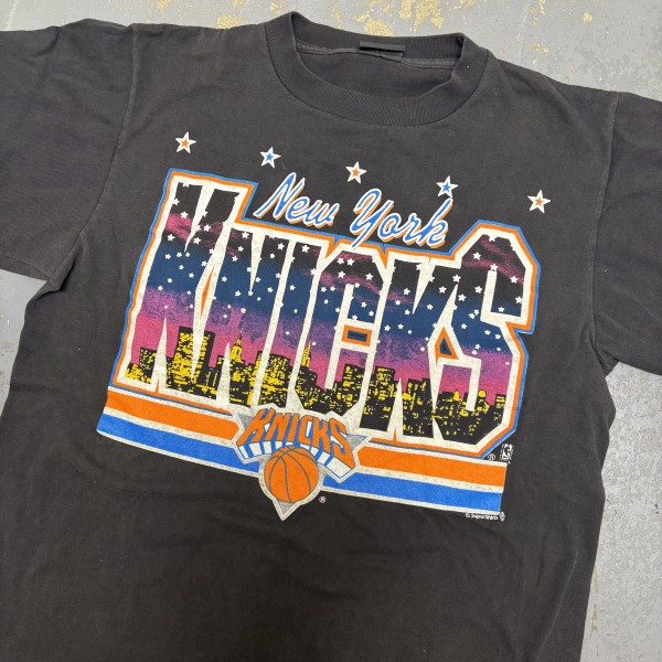 NY Knicks skyline tee large