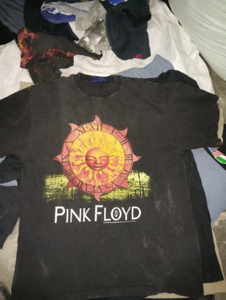 help me authenticate this Pink Floyd tee ? Brockum