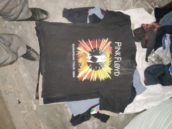 help me authenticate this Pink Floyd tee ? Brockum
