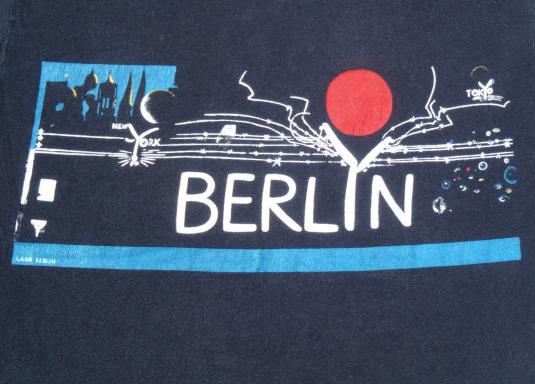 Vintage 1980s Black Berlin Wall Tourist Cotton T Shirt M/L