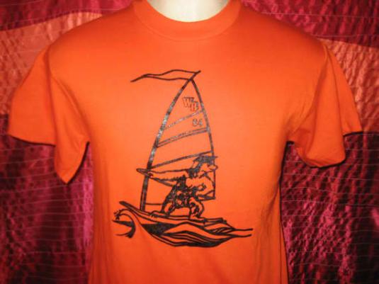 84 windsurfing bear in a graduation cap t-shirt, M L